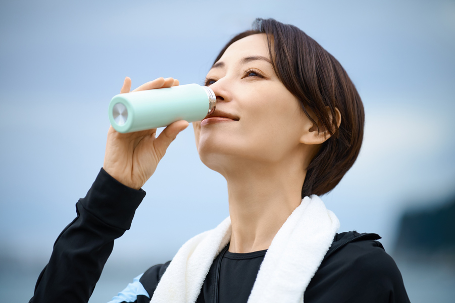 アルカリイオン水を飲む